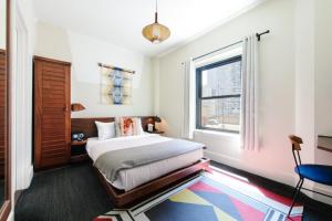Deluxe Queen Room room in Freehand Chicago