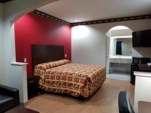 King Room - Non-Smoking room in Scott Inn & Suites - Downtown Houston