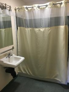 Queen Room - Non-Smoking room in Budget Inn Motel