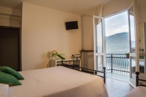 Triple Room with Lake View