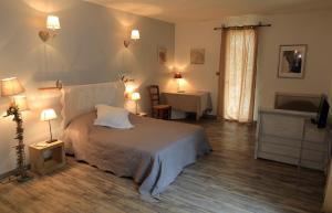 B&B / Chambres d'hotes Mas d'Auzieres : Chambre Double avec Balcon (2 Adultes + 1 Enfant)
