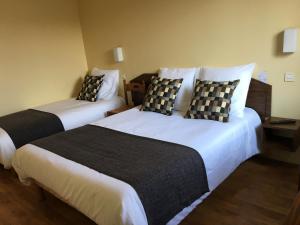 Hotels Hotel Le Dauphin : Chambre Triple avec Salle de Bains Privative