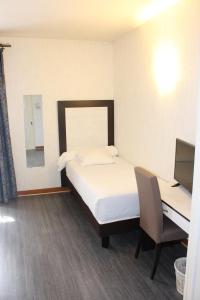 Hotels Hotel Etang des Reynats : Chambre Triple avec Balcon - Vue sur le Lac 