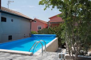 House with outdoor pool in Tisno