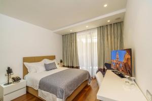 Double Room with Garden View and Patio room in Rooms Oasis Life