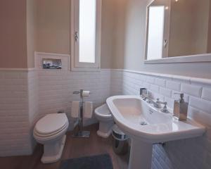 Two-Bedroom Apartment - Via dè Guicciardini, 10 room in Apartments Florence- Palazzo Pitti