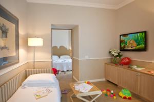Family Room (2 Adults + 2 Children)