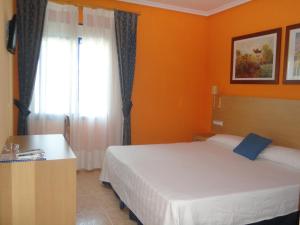 Double Room with Extra Bed room in Hotel Mirador