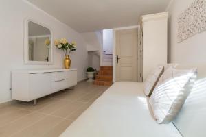 A lovely split level townhouse in the heart of Cannes next to the Marche Forville and the Palais 1749