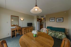 Pool View Suite with Kitchen room in Attache Motel