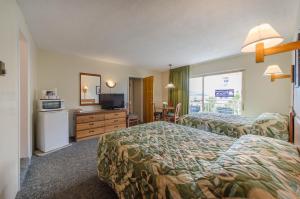 City View Two Room Suite with Balcony room in Attache Motel