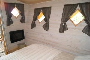 B&B / Chambres d'hotes Les Cabanes de Gros Bois : photos des chambres