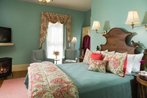 Deluxe Queen Room room in Rockland Talbot House