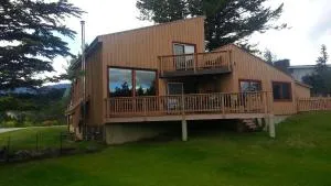 Invermere on the Lake! Luxury 4 Bedroom Home with Panoramic Mountain Views! Walk to Beach, Town for Shopping, Restaurants and Pubs! Golf, Hot Springs are Closeby! Rent Monthly! Trades Welcome! - Panorama