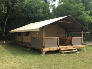 Campings Camping Les Chenes Verts : photos des chambres