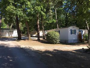 Campings Camping Les Chenes Verts : photos des chambres