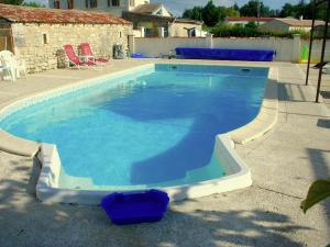 Cozy Holiday Home in Fleac-sur-Seugne with Pool