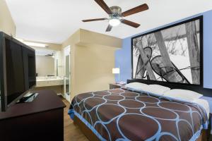 Deluxe King Room - Non-Smoking room in Super 8 by Wyndham Ellenton Bradenton Area