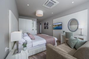 Apartments & Rooms Preelook