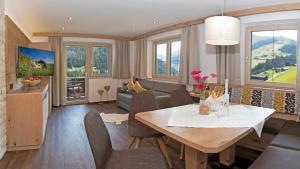 One-Bedroom Apartment (2-5 Adults) with Balcony room in Appartements Schöne Aussicht Family