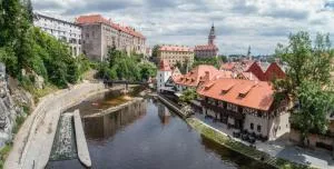 加尔尼城堡大桥酒店 - 伏尔塔瓦河畔赫卢博卡