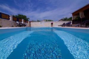 Tomica Apartments with Pool