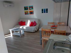 One-Bedroom Apartment with Balcony and Sea View room in Apartments with a parking space Bilo Primosten - 13612