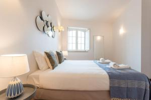 Alfama Modern Two Bedroom Apartment w River View and Parking by LU Holidays