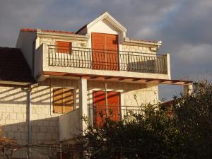 Charming Apartment in Okrug Donji near Sea 