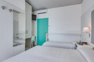 Triple Room with Balcony and Sea View room in Hotel Garni' Serena