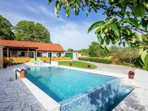 Lovely holiday home with private infinity pool - Kakma