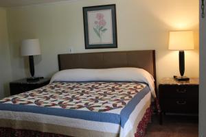 King Room room in Royale Coach Motor Lodge