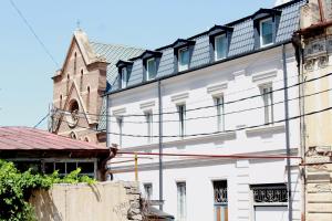 Guest House on Gia Abesadze Street