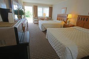 Queen Room with Two Queen Beds - Pool View room in Colton Court Motor Inn