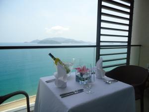 Phòng Loại Sang Giường Lớn (Deluxe King Room)