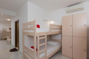 Bed in 10-Bed Mixed Dormitory Room room in Hostel Free Bird