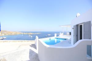 Panoramic House Psarou with Private Pool room in Villa Lov Ammos