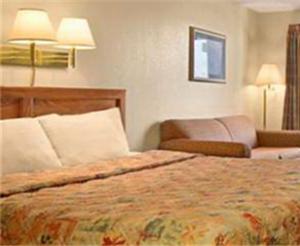 Standard Queen Room with Two Queen Beds - Smoking room in Days Inn by Wyndham Apple Valley Pigeon Forge/Sevierville