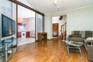 Two-storey apartment near IEC