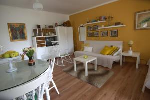 Apartment Honey and milk