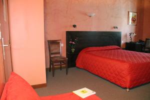 Hotels Logis Des Trois Maures : photos des chambres