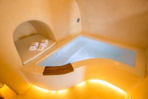 Chic Suite Indoor Spa Bath and Caldera View 