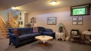 Hummingbird Bed and Breakfast - Blue River