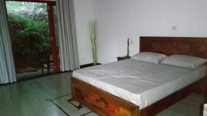 Rock house, Holiday homes - Galle