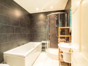 Six Brunton Place Guest House
