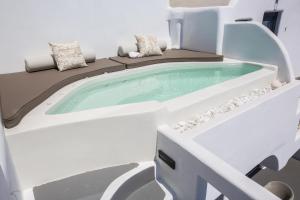 Chic Suite Outdoor Hot Tub with Caldera View