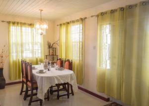 Darrel Cot Beachfront Cottage