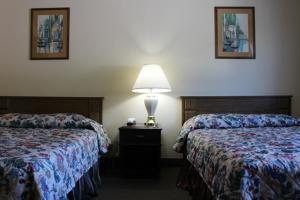 Standard Queen Room room in Glacier Hotel