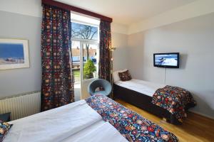 Family Room with One Queen Bed and One Single Bed - Pet Friendly/Non-Smoking room in Svea Sure Hotel Collection by Best Western