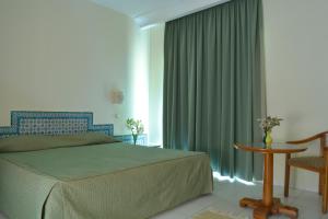 Hotel Venice Beach- Families and Couples Only